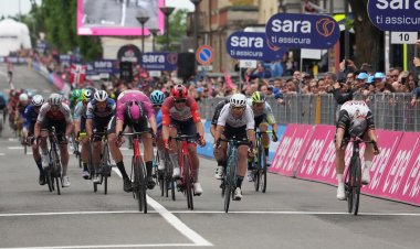 Pascal Ackermann vince l'undicesima tappa del Giro d'Italia. Geraint Thomas è ancora in Maglia Rosa