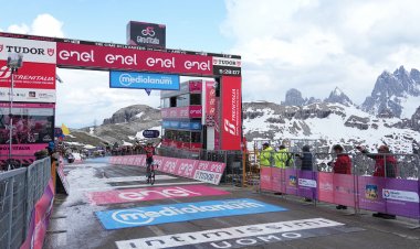 Santiago Buitrago Sanchez (Bahrain - Victorious) ha vinto la diciannovesima tappa del 106^ Giro d'Italia