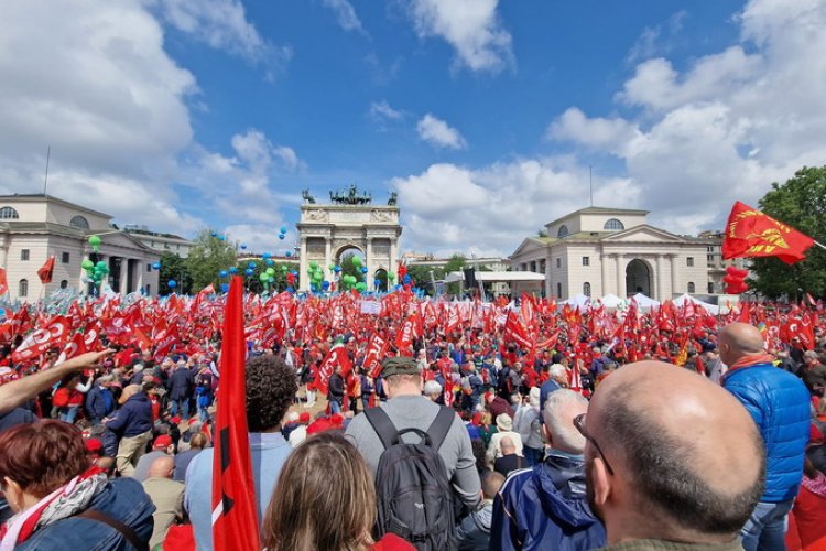 In 40 mila alla manifestazione unitaria dei sindacati Cgil, Cisl e Uil di Milano