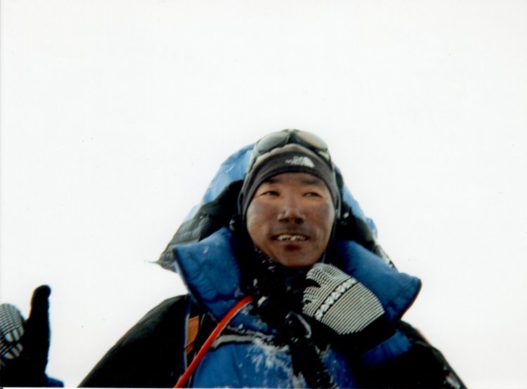 Kami Rita Sherpa ha raggiunto la cima dell'Everest per la 27^ volta