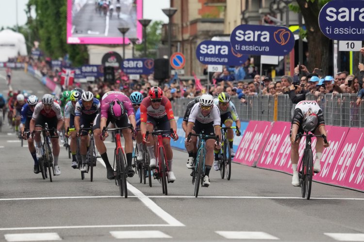 Pascal Ackermann vince l'undicesima tappa del Giro d'Italia. Geraint Thomas è ancora in Maglia Rosa