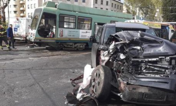 Concorso di colpa nell'incidente tra il tram e il suv di Immobile