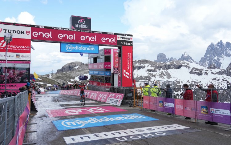 Santiago Buitrago Sanchez (Bahrain - Victorious) ha vinto la diciannovesima tappa del 106^ Giro d'Italia