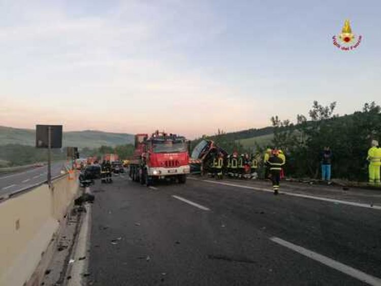 Drammatico incidente in Campania, un morto e 14 feriti