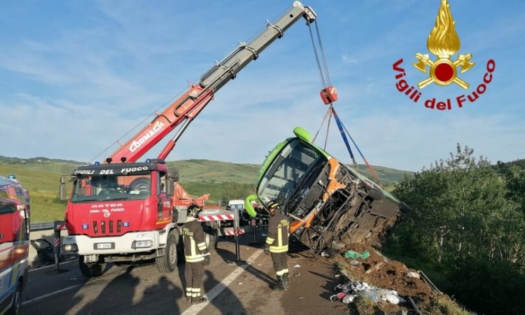 Incidente stradale in Campania, salgono a 25 i feriti oltre alla persona deceduta