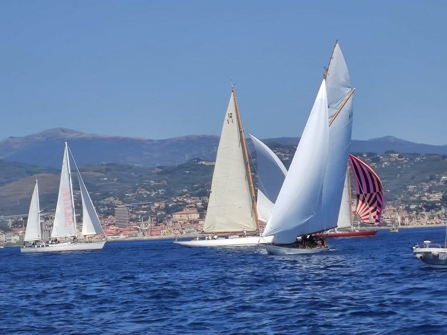 Vele d'epoca Imperia,  Tuiga con  French Kiss e Pilgrim colorano il mare della Riviera