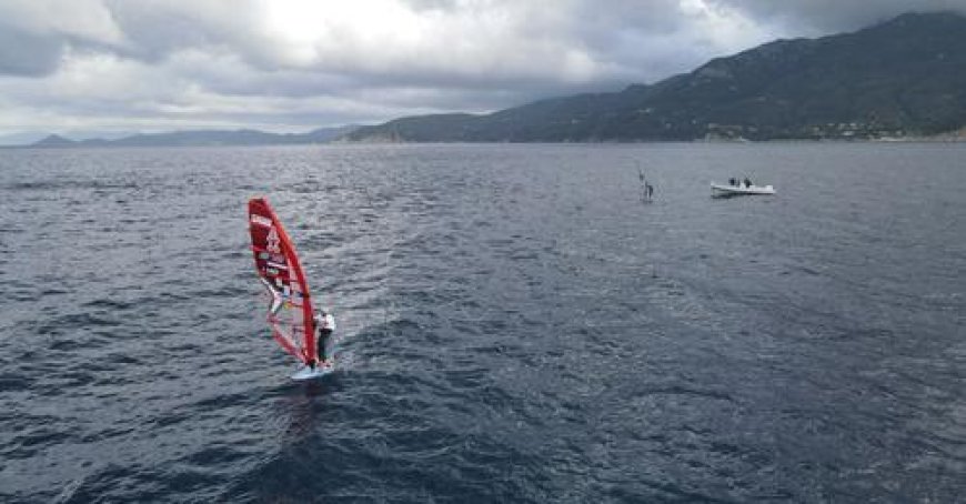 Dalla Sardegna a Livorno in windsurf, è riuscita l’impresa del savonese Matteo Iachino