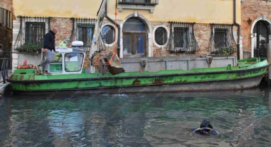 A Venezia recuperata sui fondali anche una vasca da bagno