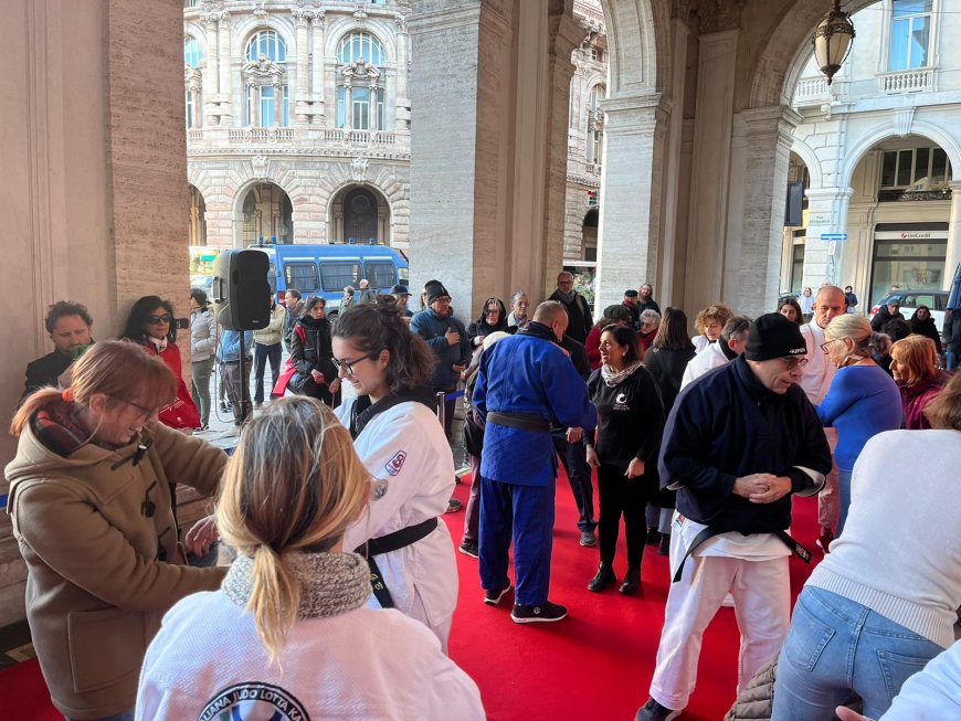 In piazza De Ferrari a Genova tutti insieme contro i femminicidi