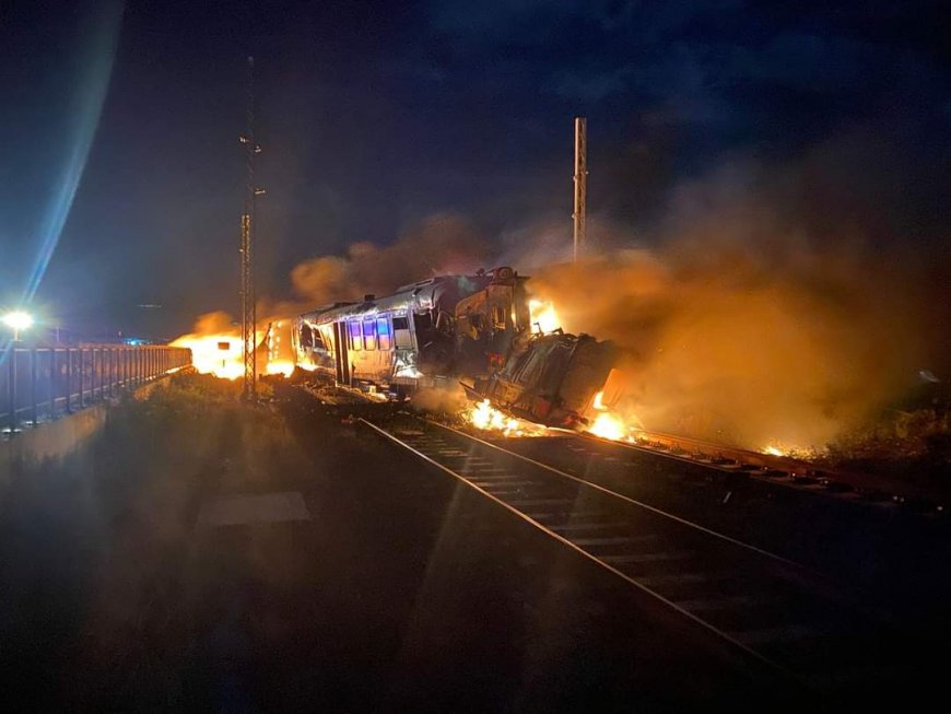 È di due morti e diversi feriti il bilancio dello scontro tra un treno regionale e un camion in Calabria