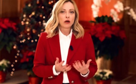 Giacca rossa e camicia bianca, gli auguri di Natale di Giorgia Meloni