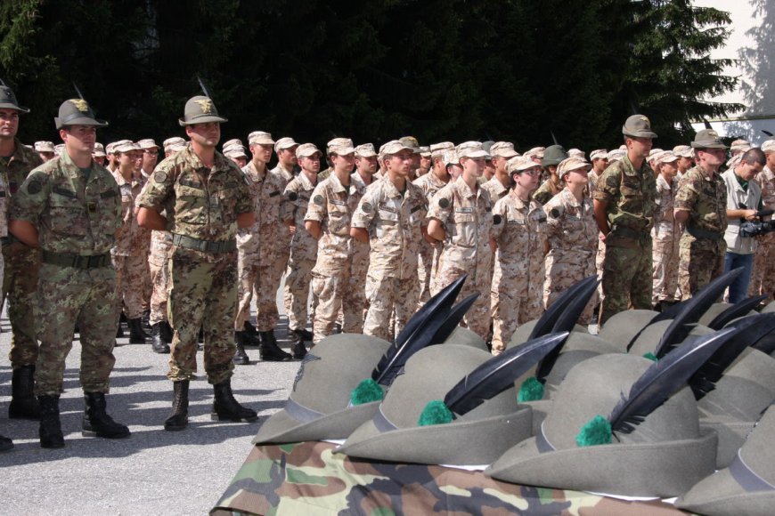 A Bassano esercitazione finale e consegna dei cappelli ai nuovi alpini