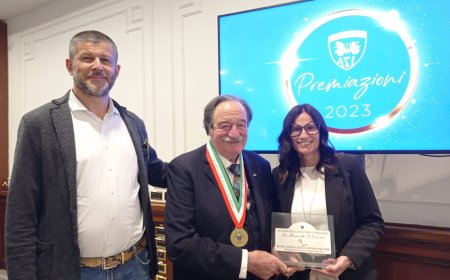 Al Club Ruote d'Epoca Riviera dei Fiori di Villanova d’Albenga il premio qualità 2023 e la Manovella D'oro per il 'Weekend con le vecchie signore'