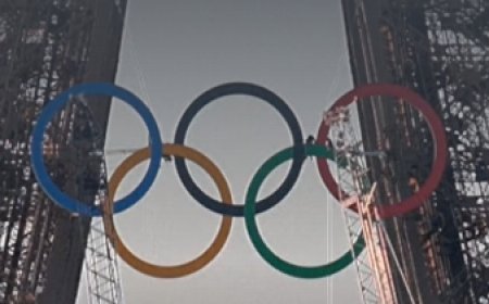 Gli anelli olimpici sono apparsi a decorare la Torre Eiffel in vista dei prossimi Giochi di Parigi