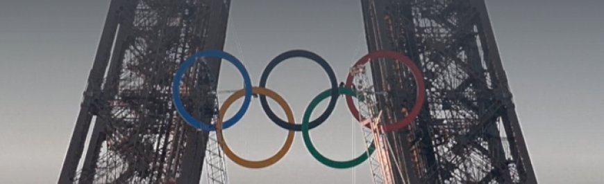 Gli anelli olimpici sono apparsi a decorare la Torre Eiffel in vista dei prossimi Giochi di Parigi