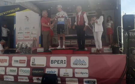 L’assessore Giampaolo Giudice sul podio del Giro d'Appennino premia Jan Christen per la 'Challenge Regione Liguria'