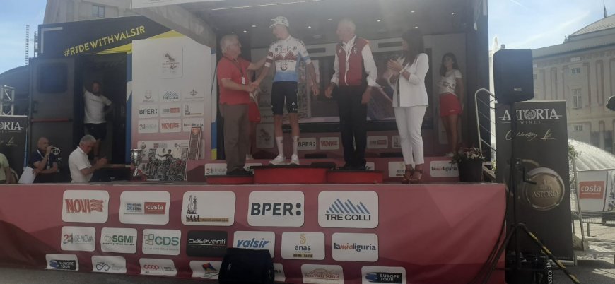 L’assessore Giampaolo Giudice sul podio del Giro d'Appennino premia Jan Christen per la 'Challenge Regione Liguria'