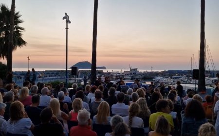Un pubblico numeroso ha accolto e applaudito stamattina il Concerto all’Alba nel Porto Luca Ferrari di Alassio