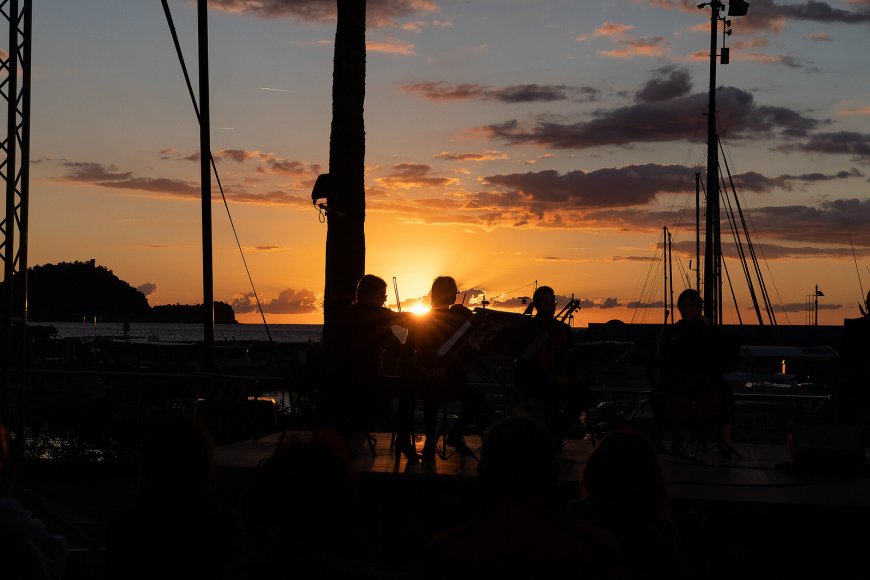 Mare e Musica, al porto di Alassio ci si veglia con le sette notte e focaccia