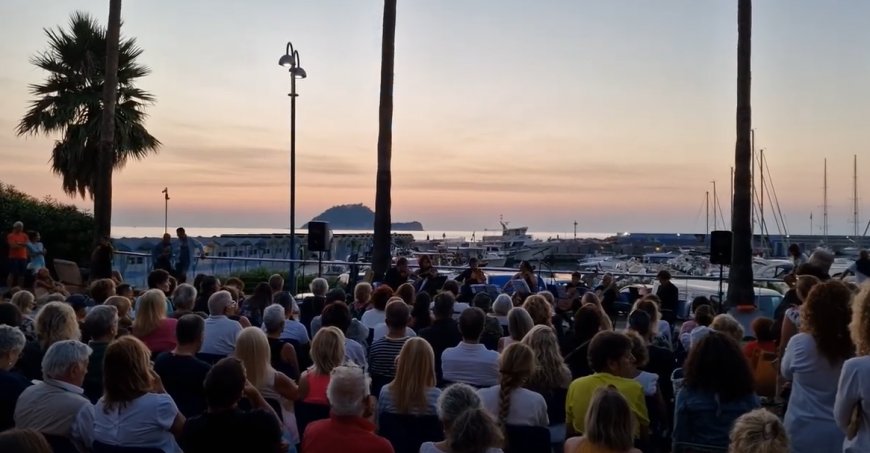 Un pubblico numeroso ha accolto e applaudito stamattina il Concerto all’Alba nel Porto Luca Ferrari di Alassio