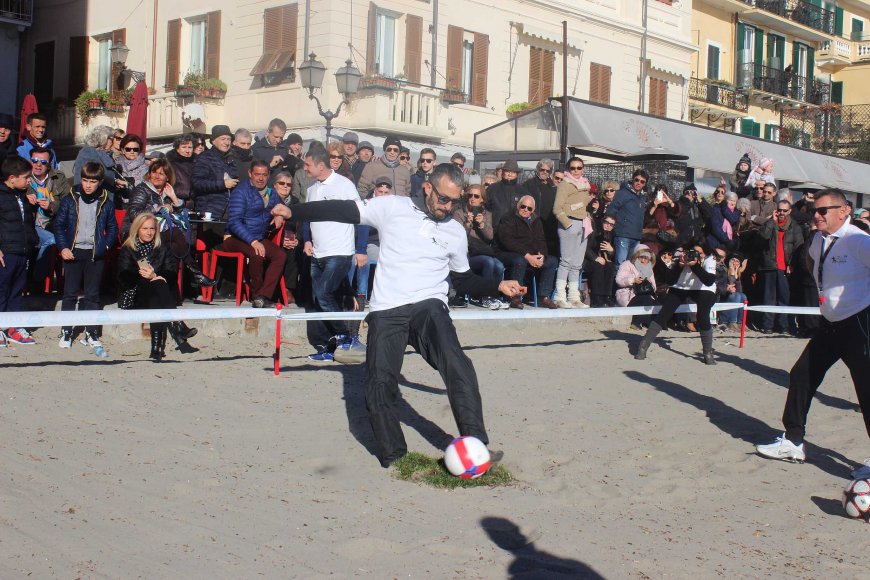 Ad Alassio una parata di stelle per "Footgolf in spiaggia, 12 buche per 12 befane"