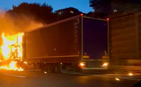 Camion in fiamme sulla A10 direzione XXmiglia, poco prima dell'uscita di Arenzano