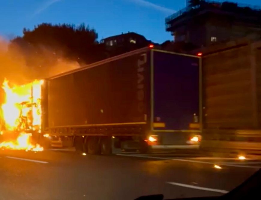 Camion in fiamme sulla A10 direzione XXmiglia, poco prima dell'uscita di Arenzano