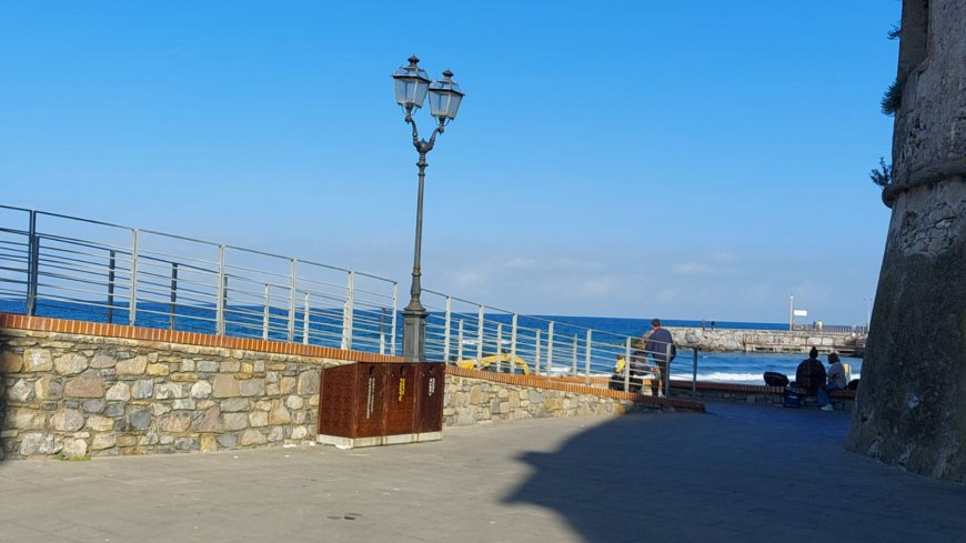 A Laigueglia arrivati i cestini gettacarta per un borgo sempre più pulito e accogliente