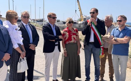 Diano Marina riceve la Bandiera Blu per il sesto anno consecutivo: cerimonia ufficiale sul molo nei pressi del porto turistico.