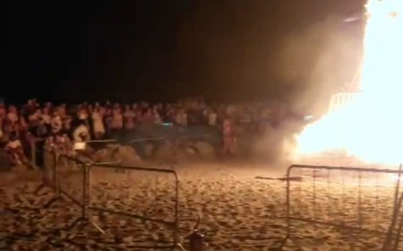 Sulla spiaggia dei pescatori di Laigueglia acceso il falò di San Giovanni