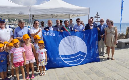 A Laigueglia issata la terza Bandiera Blu