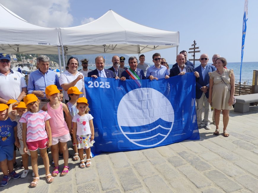 A Laigueglia issata la terza Bandiera Blu
