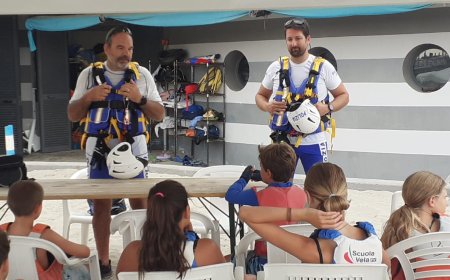 I bambini della scuola vela di Laigueglia a lezione con "le volanti" della Polizia di Stato
