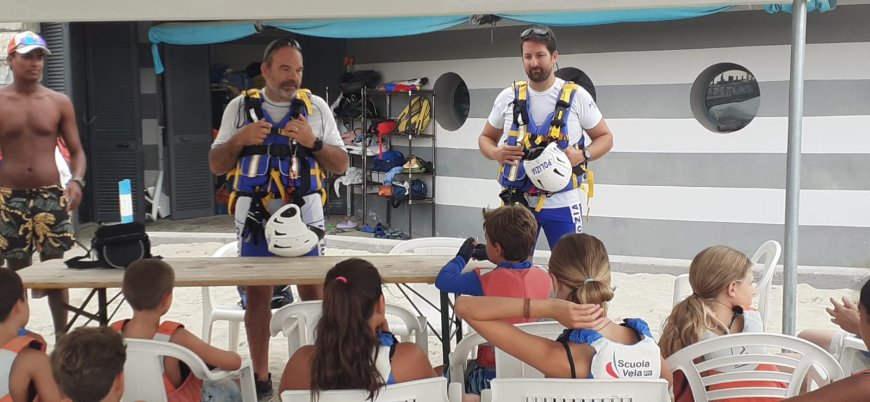 I bambini della scuola vela di Laigueglia a lezione con "le volanti" della Polizia di Stato