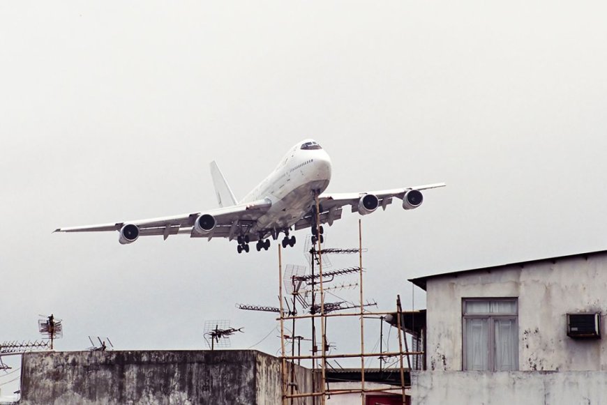 Aereo cargo esce di pista a Hong Kong, un morto e un ferito