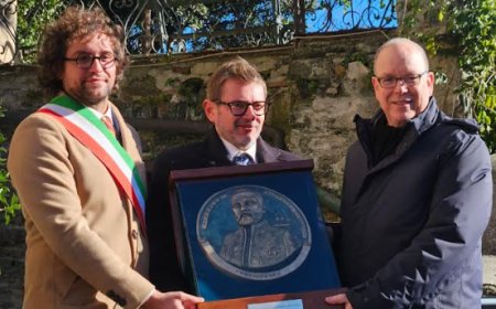Lo scultore Pietro Marchese consegna un'opera al principe di Monaco in occasione dell’inizio dei lavori al castello di Stella San Giovanni