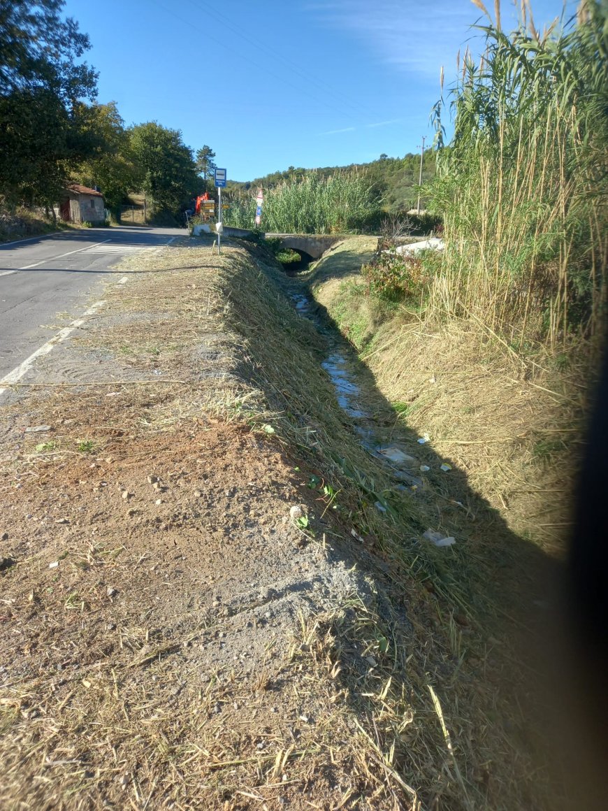 Albenga, pulizia di rio Enesi e degli sbocchi a mare dei rii su Viale Che Guevara