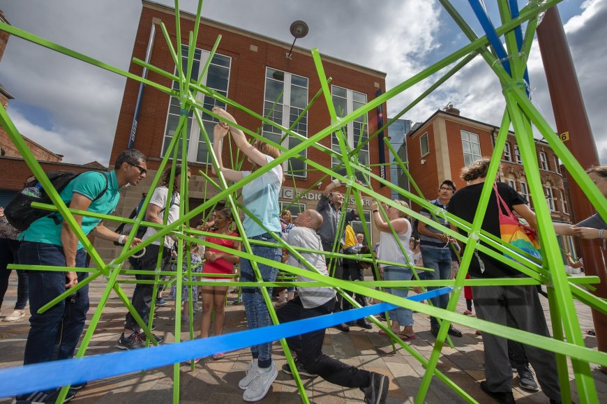 La galleria di via Palma ospita la mostra “Olive verdi giganti”. Prevista anche performance del gruppo Stalker Teatro