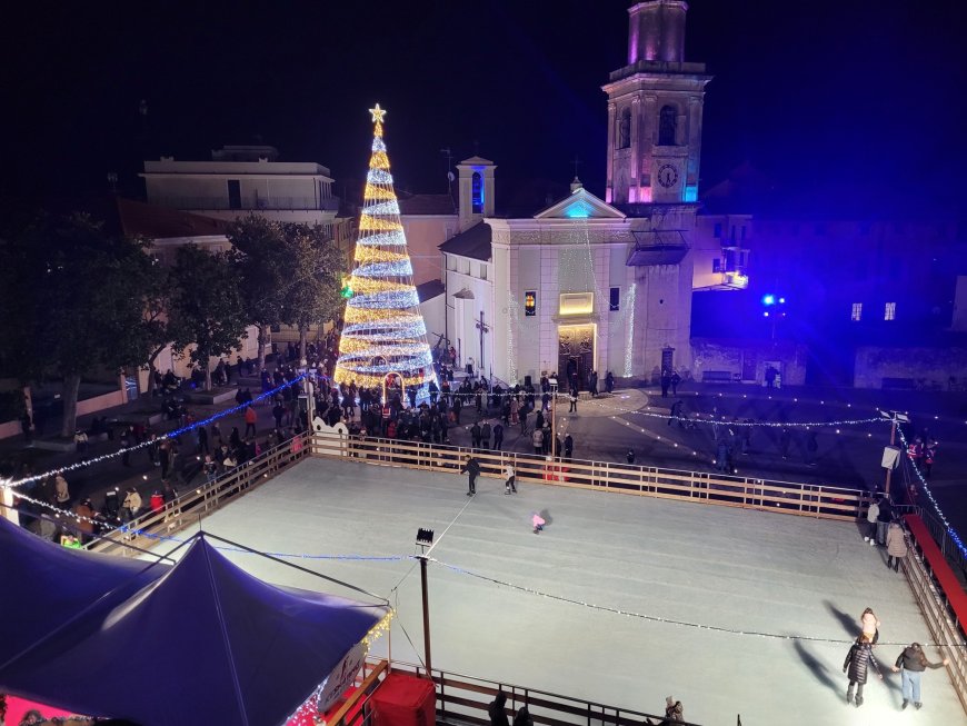 Il mercatino di Natale, il luna park e la pista di pattinaggio, il Presepe vivente, il Capodanno in piazza, il cimento, i libri ed i concerti: Loano si tuffa nei 'Christmas Moments'
