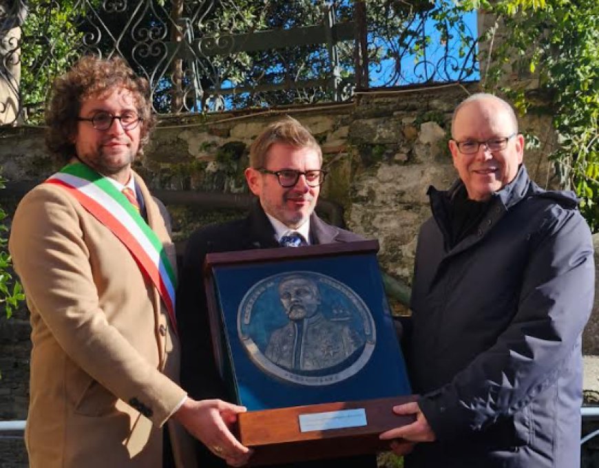 Lo scultore Pietro Marchese consegna un'opera al principe di Monaco in occasione dell’inizio dei lavori al castello di Stella San Giovanni
