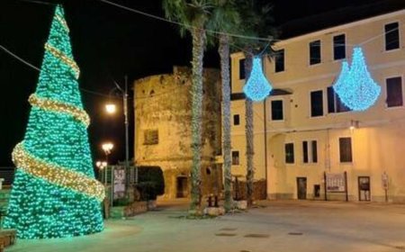 Laigueglia accende il grande albero di Natale, le luminarie, il presepe e la filodiffusione in tutto il borgo