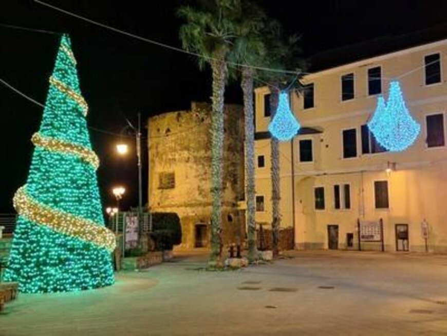 Laigueglia accende il grande albero di Natale, le luminarie, il presepe e la filodiffusione in tutto il borgo
