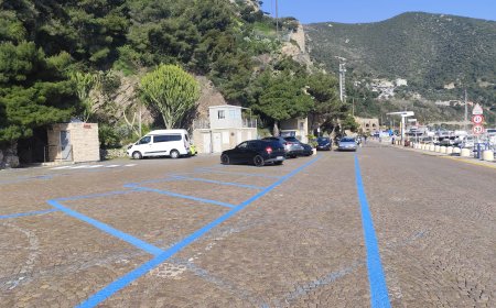 Alla Marina di Alassio tracciati gli stalli blu dei parcheggi a pagamento