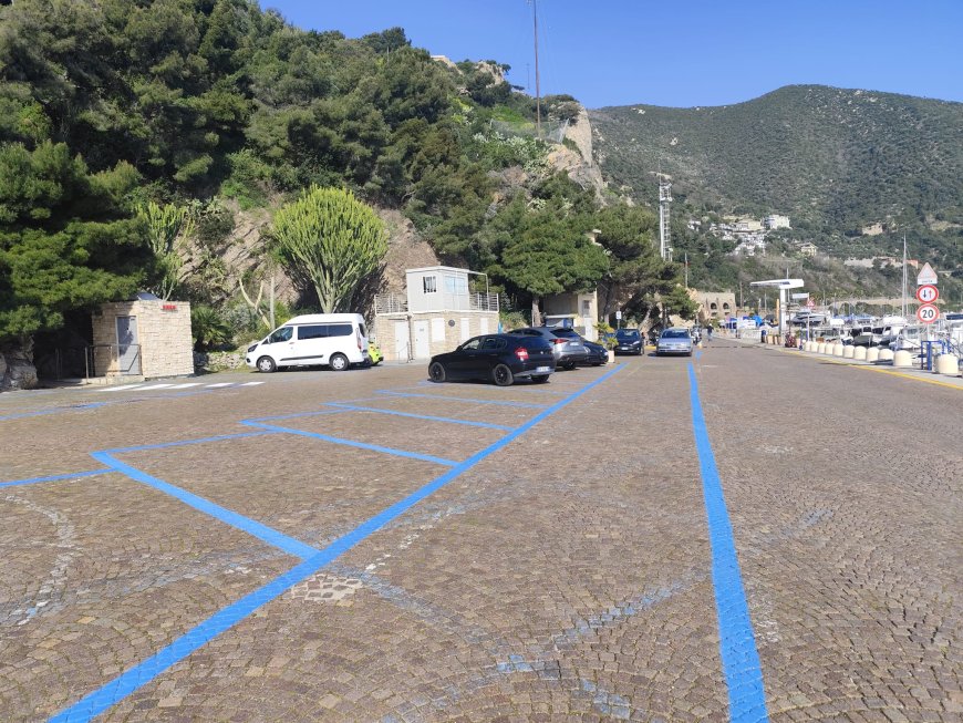 Alla Marina di Alassio tracciati gli stalli blu dei parcheggi a pagamento