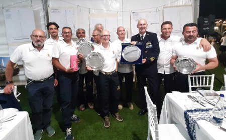 Il presidente della Marina di Alassio Rinaldo Agostini contribuisce al trionfo di Artica II della Marina Militare alle Grandi Regate di Sanremo