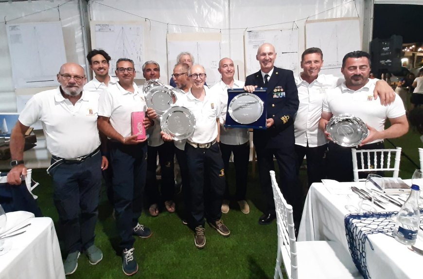 Il presidente della Marina di Alassio Rinaldo Agostini contribuisce al trionfo di Artica II della Marina Militare alle Grandi Regate di Sanremo