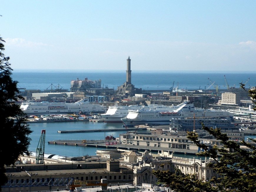 A Genova volo aereo a bassa quota per trasporto e logistica integrata