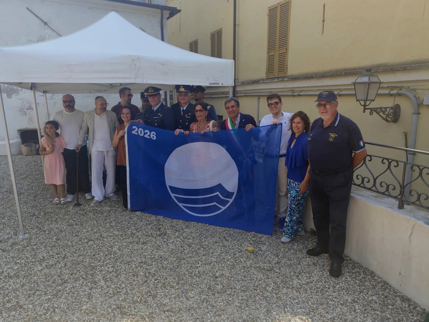 Cerimonia di consegna della prestigiosa Bandiera Blu da parte dell’Amministrazione Comunale a palazzo Guardone