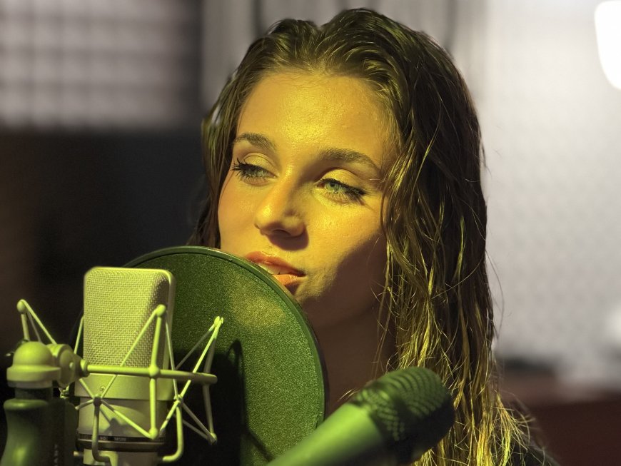 Janira D’Amato, una canzone per non dimenticare: l’omaggio dell’artista loanese Francesca Lina Valente