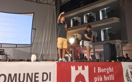 Successo a Laigueglia per la serata evento con i Delfini del Ponente: piazza piena e grande partecipazione per la tutela del mare